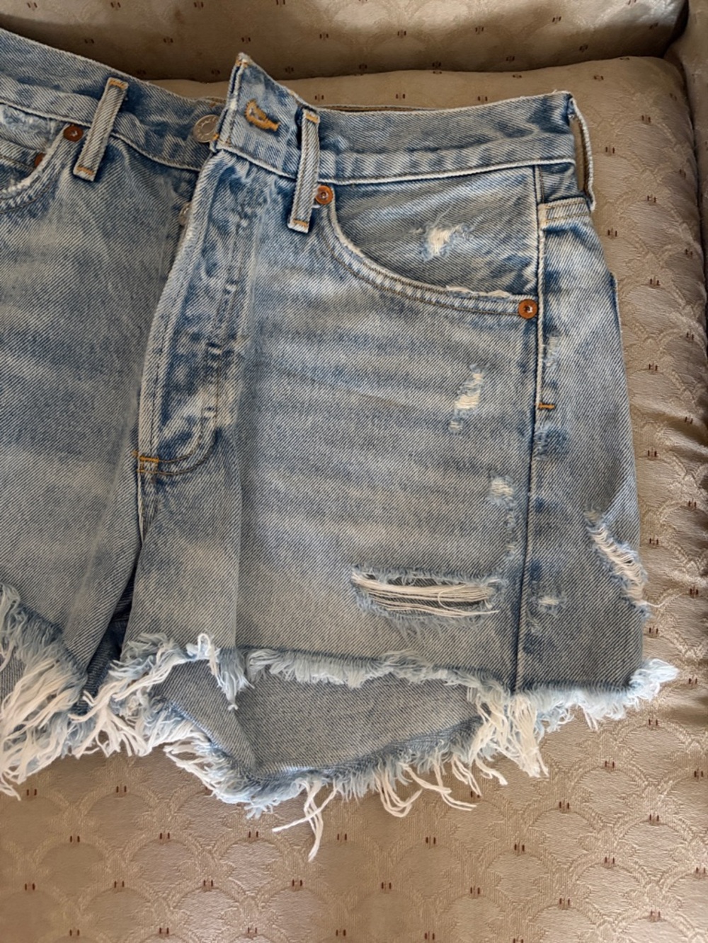 Gently worn! Women’s AGOLDE Raw Edge Denim Shorts | Size 25 - Picture 4 of 7